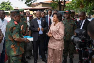 La Première dame encourageant les FARDC. 