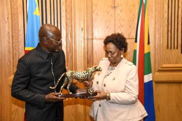 Le ministre congolais de la Défense et Anciens combattants, Guy Kabombo ert son homologue d'Afrique du Sud, Angie Motshekga. Photo droits tiers