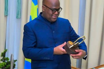 Fatshi recevant le prix Tombwana