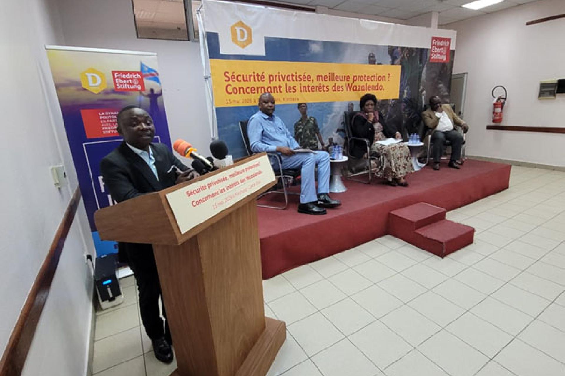 Vue des intervenants au café politique "Uongozi.