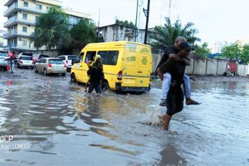 Avec-le-retour-des-pluies-les-Kinois-ont-les-pieds-dans-leau.-Photo-ACP.jpg