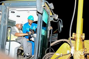 Félix Tshisekedi à bord du tracteur à Mbuji-Mayi pour lancer les travaux de la RN2. Photo droits tiers