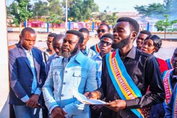 Les conseillers communaux élus de Mbuji-Mayi lors d'un sit-in.