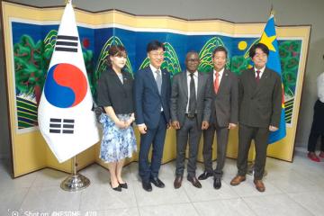 Posant-aux-cotes-de-ses-hotes-lambassadeur-Jeong-Hong-Geun-en-lunettes-de-Coree-du-Sud-immortalise-sa-toute-premiere-reception-de-la-fete-nationale-de-son-pays.-Photo-FDA.jpg