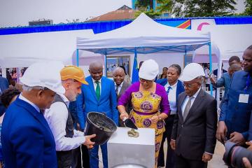 la Première ministre Judith Suminwa posant la première pierre pour la construction du Centre national de télédétection.