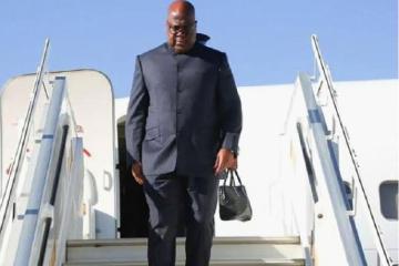 Félix Tshisekedi descendant d'un avion.