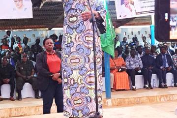 Judith Suminwa s’adressant aux habitants de Luozi. 