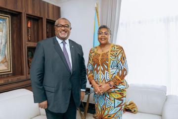 La cheffe du Gouvernement Judith Suminwa et son hôte, Thierry Hot. Photo droits tiers