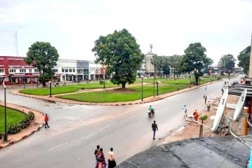 Le grand boulevard du centre-ville de Kananga. 