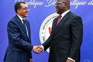 Poignée des mains entre l'ambassadeur du Maroc à Kinshasa, Rachid Agassim et le président Félix tshisekedi. Photo droits tiers
