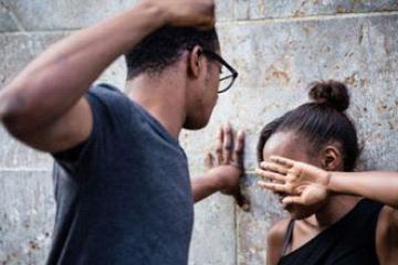 Un homme qui menace de verser des coups sur une femme. Photo droits tiers