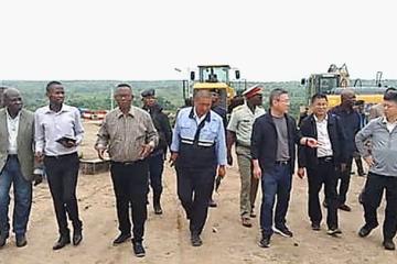 Une équipe de l'entreprise chinoise CREC 6 sur terrain à Mwene-Ditu. 