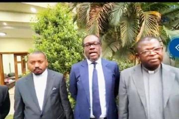Delly Sesanga posant pour la postérité avec Mgr N'Shole et le Réverend Eric Nsenga. 