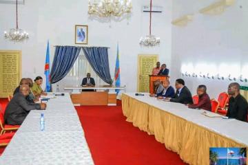 En face c'est le gouverneur Jacques Kyabula et à gauche et droite sont les pétroliers de la province du Haut-Katanga. Photo droits tiers