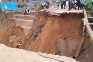 L'avenue Kasavubu de Kananga, coupée en deux par une tête d'érosion. Photo droits tiers