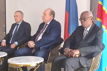 L’ambassadeur de Russie, Karl Tikhaze  (au centre).