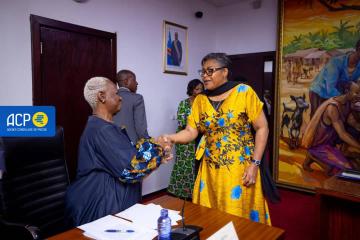 La Première ministre, Judith Suminwa, saluant la Représentante spéciale du Secrétaire général en République démocratique du Congo et Cheffe de la Monusco, Bintou Keita. Photo acp