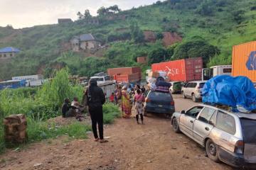 La longue file d'attente de véhicules remorques stationnés à l'e,ntrée de Matadi. Photo droits tiers