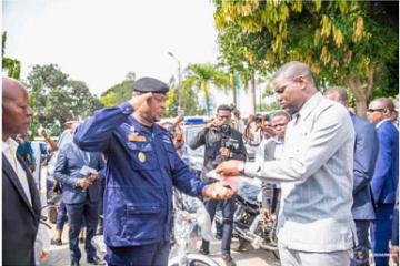 La sécurité de sa juridiction étant l'une des préoccupations majeures de Grâce Bilolo,  ces jeeps et motos permettront assurément de veiller à la sécurité permanente de la population. Photo droits tiers
