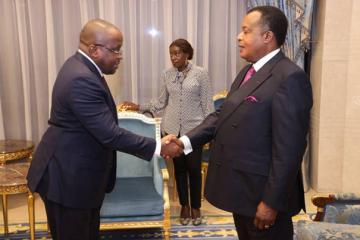 Le VPM Shabani (g) saluant le Président Sassou Nguesso. 