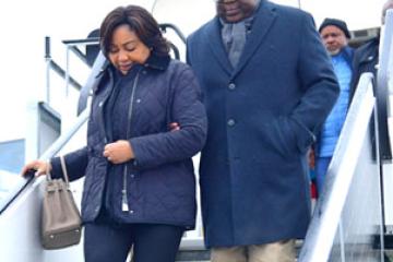 Le couple présidentiel à sa descente d'avion à Munich. 
