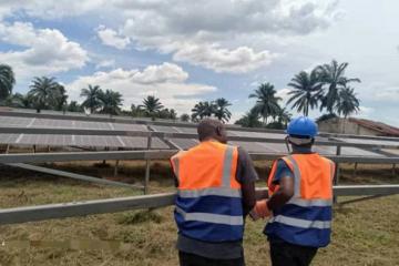 Les ingénieurs de l'Anser en train d'installer les panneaux solaires à Lomami pour éclairer 