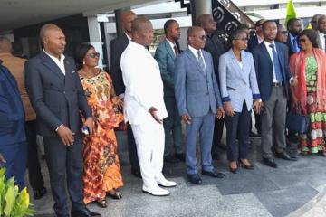 Les participants à l'atelier de la DINACOPE. À l'avant plan, le vice-ministre de l'EDUC-NC et le directeur Mbaka. Photo droits tiers