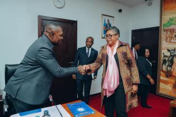 Poignée de main entre la Première ministre Judith Suminwa (à d) et Jules Alingete (IGF). Photo droits tiers