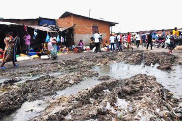 Une vue de l'entrée du marché Ofida dans le quartier Kamayi (Devant la RTNC-Kananga), lieu rempli des immondices et des ordures. Photo FDA