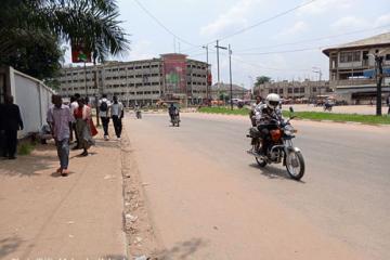Une vue sur le Boulevard Lumumba à Kananga, un taximan passant tout en respectant les nouvelles mesures. Photo FDA