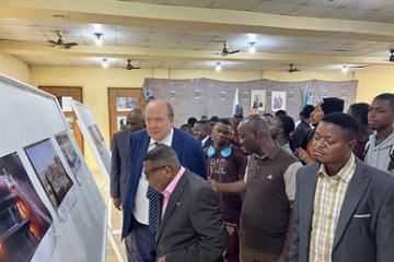 Vue de l'ambassadeur de la Fédération de Russie en RDC, Karl Tikhaze et les autorités académiques de l'ULK lors de l'exposition. Photo droits tiers