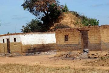 Des maisons brûlées lors de conflit foncier.