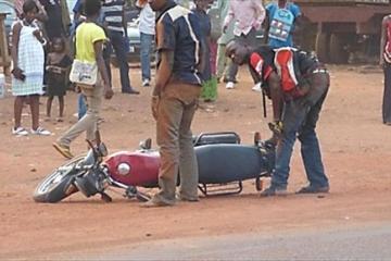 L'une des motos qui ont connu l'accident à Tshikapa hier mercredi, 05 mars. Photo droits tiers
