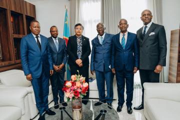 La Première ministre posant avec des présidents des Assemblées provinciales. Photo cellcom primature