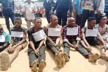 Les malfaiteurs aux arrêts à Kananga et présentés au gouverneur par la PNC. Photo droits tiers