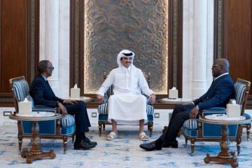 Les présidents congolais et rwandais, autour de l'émir du Qatar.