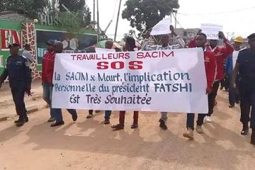 Les travailleurs de la SACIM qui manifestent contre les impayés de salaire dans les rues de Mbuji-Mayi. Photo droits tiers