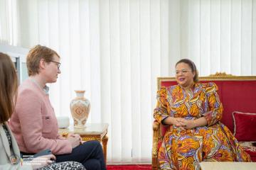Thérèse Kayikwamba devisant avec l'ambassadrice britannique Alyson King. 