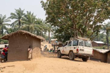 Un véhicule de MSF dans un village du territoire de Djugu. 
