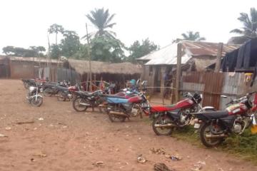 Une vue de motos en dehors du service dans l'une des avenues de la ville de Tshikapa. . Photo droits tiers