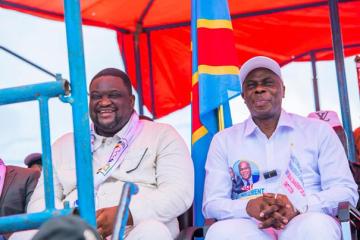 En Képi, le gouverneur Jean-Paul Mbwebwe Kapo, à son côté le président de l'Assemblée provinciale. Photo droits tiers