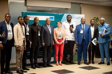 L'ambassadrice Alyson King posant avec les participants à l'atelier. Photo droits tiers