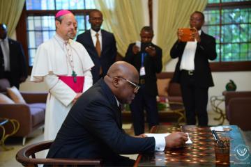 Le Président Félix Tshisekedi signant le livre des condoléances à la nonciature apostolique de Kinshasa. Photo présidence