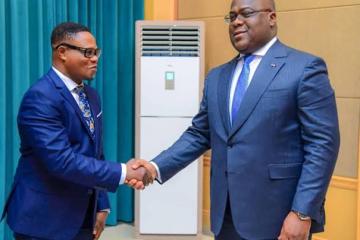 Poignée de main entre le Président Félix Tshisekedi et son conseiller spécial en matière de Sécurité Eberande Kolongele.  Photo droits tiers