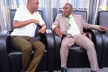 Denis Kadima a été chaleureusement accueilli par son homologue burundais, Prosper Ntahorwamiye. PHOTO droits tiers