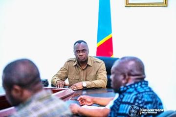 Le gouverneur du Kasaï-Oriental, Jean-Paul Mbwebwe Kapo, lors d'une réunion avec une délégation dans son bureau. 