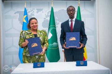 Le ministre Thérèse Kayikwamba Wagner et son homologue éthiopien, Gedion Timothewos Hessebon. 