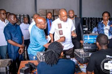 Le président de la Ceni, Denis Kadima en visite d'inspection à l'entrepôt de Kingabwa dans la commune de Limete. 