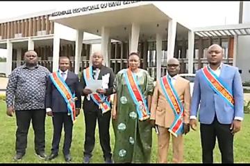 Les députés provinciaux d'Ensemble pour la République au bâtiment de l'Assemblée provinciale du Haut-Katanga. 