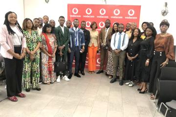 Les professionnels des médias et les représentants de Vodacom lors du déjeuner de presse . Photo droits tiers
